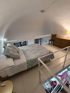 a small bedroom with a bed and a desk at Casa Ludovica in Catania