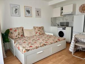 a small bedroom with a bed and a kitchen at Studio lumineux, 10min de Paris in Issy-les-Moulineaux +2 photos