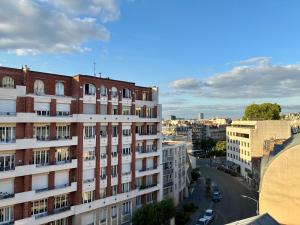 a view of a building in a city at Studio lumineux, 10min de Paris in Issy-les-Moulineaux