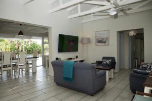 ein Wohnzimmer mit Couch und ein Esszimmer in der Unterkunft Sea Cottage in Port Shepstone
