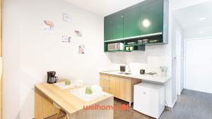 a kitchen with a wooden counter and a sink at Studio em Cotia com piscina e academia in Cotia