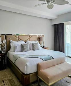 Ένα ή περισσότερα κρεβάτια σε δωμάτιο στο Deluxe Room at Garza Blanca Los Cabos