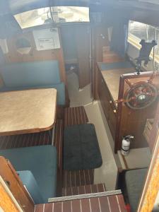 Гостиная зона в The Sunshine boat