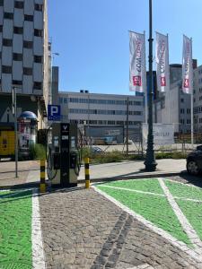 un parcmètre dans une rue d'une ville dans l'établissement Apartamenty Centrum, à Białystok