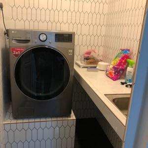a washing machine sitting in a kitchen next to a sink at Seribu malam homestay in Kampong Gelegoh Lama