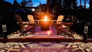 Imagen de la galería de Spacious 4 BD House with Fire-pit, Outdoor Theatre & More, en Langley