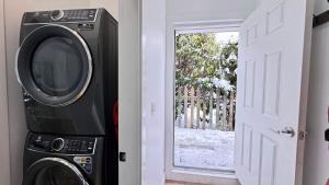 Imagen de la galería de Spacious 4 BD House with Fire-pit, Outdoor Theatre & More, en Langley