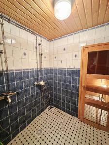 un bagno con doccia e pavimento piastrellato di Natural Cottage a Kauniainen