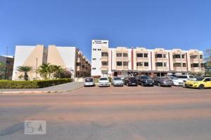a parking lot with cars parked in front of a building at Brasília Kit 115 Sudoeste in Brasília
