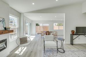 サンマルコスにあるDay Trip to San Diego San Marcos Home Near Hikingのテーブルと椅子のあるリビングルーム