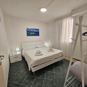 トッレ・デル・オルソにあるCasa Vacanze AFEA Torre dell'Orso Salento Pugliaのベッドと窓のある白い寝室