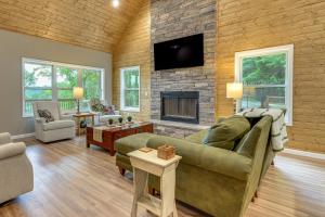- un salon avec un canapé vert et une cheminée dans l'établissement Long-Range Views Blue Ridge Mtn Cabin with 3 Decks, à Bakersville