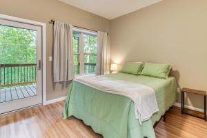 une chambre avec un lit et une grande fenêtre dans l'établissement Long-Range Views Blue Ridge Mtn Cabin with 3 Decks, à Bakersville