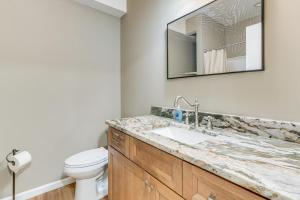 une salle de bains avec lavabo et toilettes dans l'établissement Long-Range Views Blue Ridge Mtn Cabin with 3 Decks, à Bakersville 37 autres photos