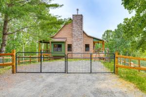 un portail en face d'une maison avec une clôture dans l'établissement Long-Range Views Blue Ridge Mtn Cabin with 3 Decks, à Bakersville