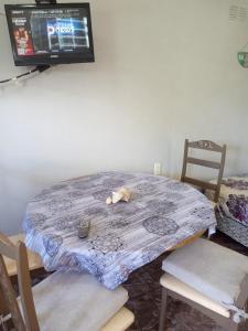 eine Katze, die auf einem Tisch mit einem Fernseher liegt in der Unterkunft CABAÑITAS del sur in Mar del Plata + 1 Foto