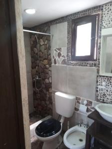 ein Badezimmer mit Toilette und Waschbecken in der Unterkunft CABAÑITAS del sur in Mar del Plata