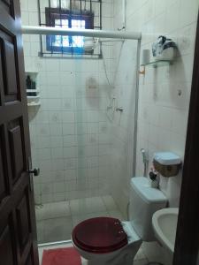 ein Badezimmer mit Toilette und Dusche in der Unterkunft Casa de Praia Mosqueiro Chapéu Virado in Belém