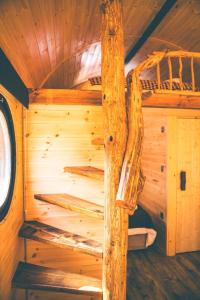 ein Etagenbett aus Holz in einem Blockhaus in der Unterkunft Butterfly Lodge in Headcorn