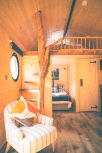 ein Wohnzimmer mit einer Couch und einem Etagenbett in der Unterkunft Butterfly Lodge in Headcorn + 3 Fotos