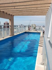 a swimming pool on top of a building with blue water at Depa pleno centro Santa Fe in Santa Fe