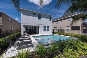 キシミーにあるModern Home Near Disney With Private Pool, Media Room And Waterpark & Resort Access At Encore Resorts Reunion - 7576Mrの建物の前のプール