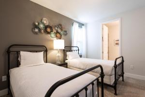 キシミーにあるModern Home Near Disney With Private Pool, Media Room And Waterpark & Resort Access At Encore Resorts Reunion - 7576Mrのベッドルーム1室(ベッド2台、壁に花輪付)