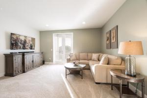 キシミーにあるModern Home Near Disney With Private Pool, Media Room And Waterpark & Resort Access At Encore Resorts Reunion - 7576Mrのソファとテーブルのあるリビングルーム +27枚の写真