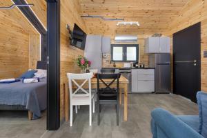 a small kitchen and dining room in a tiny house at DOMEK LETNISKOWY w Rewalu in Rewal