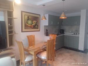 a kitchen with a table and chairs and a painting on the wall at Espectacular apartamento acqua Hills in Dosquebradas
