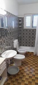 Koupelna v ubytování Beachfront apartments Ljubljeva