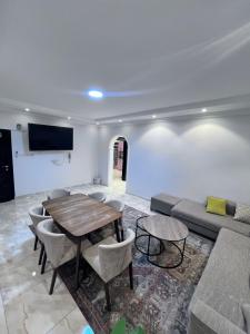 Μια τηλεόραση ή/και κέντρο ψυχαγωγίας στο مسكن الهجرة