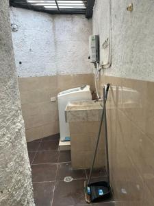 baño con aseo y fregona en Acogedora Casa Cerca Del Graffiti De La Comuna 13, en Medellín