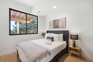 Ένα ή περισσότερα κρεβάτια σε δωμάτιο στο Modern Mtn Escape! Hot Tub Fireplace Views
