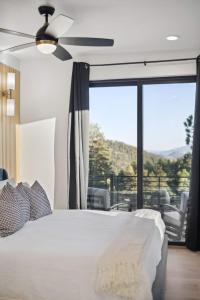 Ένα ή περισσότερα κρεβάτια σε δωμάτιο στο Modern Mtn Escape! Hot Tub Fireplace Views
