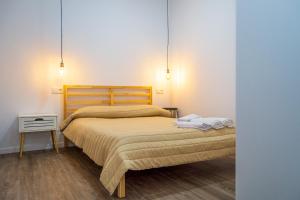 une chambre avec un lit avec deux serviettes dessus dans l'établissement Apartamentos rurales ataecina, à Alcuéscar