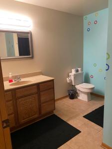 Ένα μπάνιο στο 5 Bedroom Wooded Paradise mins from Wi Dells