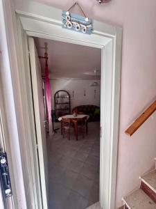 a door leading into a dining room with a table at Casa Vacanze "Il Giardino" in Furnari