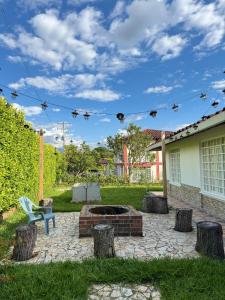 un patio con una hoguera en el patio en Casa campestre la negra, en La Tebaida 11 fotos más