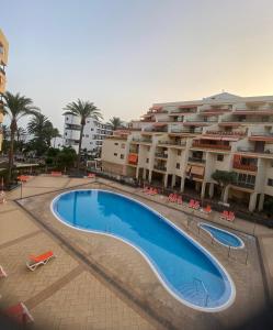 a large swimming pool in front of a building at Apartamento en Los Cristianos Edificio Guayero in Los Cristianos