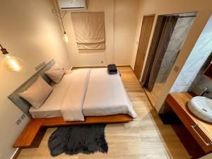 a bedroom with a large bed in a room at Oasis appartements Bastos in Yaoundé
