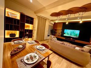a living room with a table and a couch at Oasis appartements Bastos in Yaoundé
