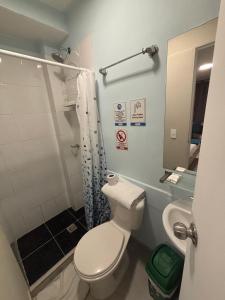 a bathroom with a toilet and a shower at Habitación privada con baño privado para una persona in Medellín