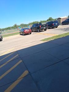 eine Gruppe von Autos auf einem Parkplatz geparkt in der Unterkunft Daltons luxury suit apartment in Wichita