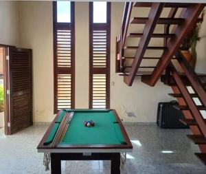 eine Tischtennisplatte in einem Zimmer mit einer Treppe in der Unterkunft Casa de Praia Lucena in Lucena