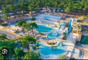 Swimmingpoolen hos eller tæt på Séjour famille Camping 5 étoiles + 26 billeder