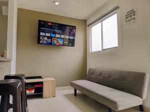 TV a/nebo společenská místnost v ubytování Comodo Apartamento con vistas, wifi, AA, TV & Piscina