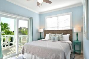 Un dormitorio con una cama y un balcón. en Bayview South 801 Eisenhower Dr. #6, en Key West 30 fotos más