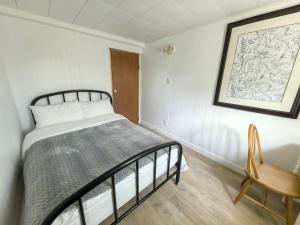 a bedroom with a bed and a chair in it at Private Cozy 2bdrm Sleep5pp Metrotown! Free Parking! Self Check-in! in Burnaby