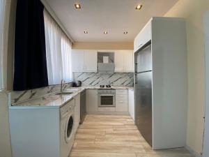 Imagen de la galería de Sea View Getaway 2BR Flat Walk to Shorelin, en Bogazici